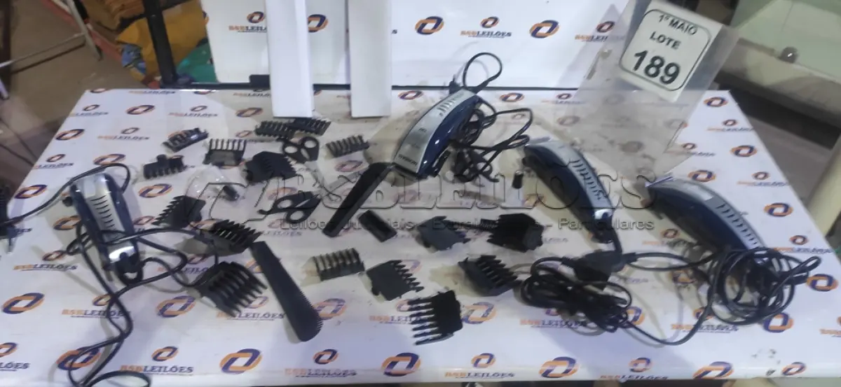 LOTE 189 - 04 MÁQUINAS DE CORTAR CABELO MODELOS DIVERSOS MARCA MONDIAL. (NO ESTADO) ATENÇÃO! FAZER A VISITAÇÃO ANTES DE ARREMATAR, NÃO SABEMOS SE FUNCIONA, LEILÃO NÃO TEM GARANTIA E NEM DEVOLUÇÃO, SUJEITO A POSSÍVEIS AVARIAS VISÍVEIS/OCULTAS E/OU AUSÊNCIA DE COMPONENTES.