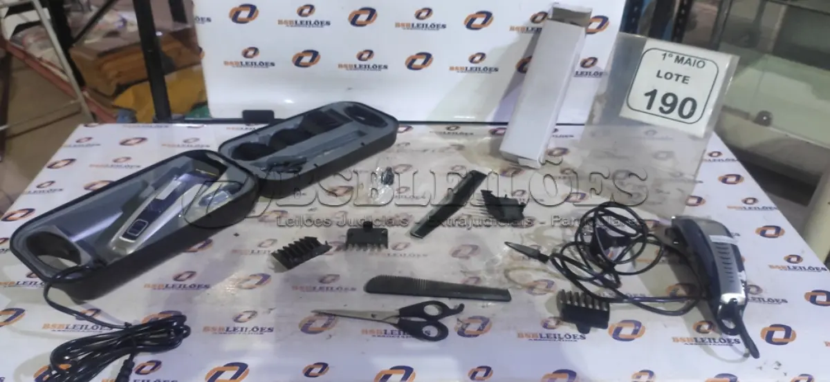 LOTE 190 - 02 MÁQUINAS DE CORTAR CABELO 220V MARCA MONDIAL. (NO ESTADO) ATENÇÃO! FAZER A VISITAÇÃO ANTES DE ARREMATAR, NÃO SABEMOS SE FUNCIONA, LEILÃO NÃO TEM GARANTIA E NEM DEVOLUÇÃO, SUJEITO A POSSÍVEIS AVARIAS VISÍVEIS/OCULTAS E/OU AUSÊNCIA DE COMPONENTES.