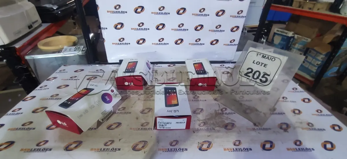 LOTE 205 - 04 CELULARES MODELO JOY COM 03 CARREGADORES MARCA LG. (NO ESTADO) ATENÇÃO! FAZER A VISITAÇÃO ANTES DE ARREMATAR, NÃO SABEMOS SE FUNCIONA, LEILÃO NÃO TEM GARANTIA E NEM DEVOLUÇÃO, SUJEITO A POSSÍVEIS AVARIAS VISÍVEIS/OCULTAS E/OU AUSÊNCIA DE COMPONENTES.