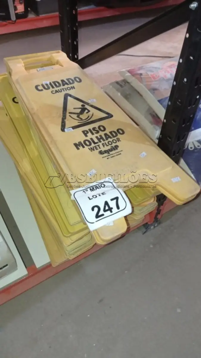 LOTE 247 - 10 PLACAS DE AVISO PARA PISOS MOLHADOS. (NO ESTADO) ATENÇÃO! FAZER A VISITAÇÃO ANTES DE ARREMATAR, NÃO SABEMOS SE FUNCIONA, LEILÃO NÃO TEM GARANTIA E NEM DEVOLUÇÃO, SUJEITO A POSSÍVEIS AVARIAS VISÍVEIS/OCULTAS E/OU AUSÊNCIA DE COMPONENTES.
