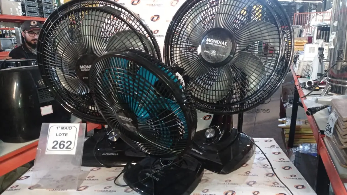 LOTE 262 - 03 VENTILADORES DE MODELOS DIVERSOS MARCA MONDIAL. (NO ESTADO) ATENÇÃO! FAZER A VISITAÇÃO ANTES DE ARREMATAR, NÃO SABEMOS SE FUNCIONA, LEILÃO NÃO TEM GARANTIA E NEM DEVOLUÇÃO, SUJEITO A POSSÍVEIS AVARIAS VISÍVEIS/OCULTAS E/OU AUSÊNCIA DE COMPONENTES.