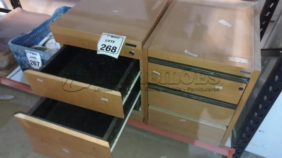 LOTE 268 - 02 GAVETEIROS EM MADEIRA COM 03 PORTAS CADA. (NO ESTADO) ATENÇÃO! FAZER A VISITAÇÃO ANTES DE ARREMATAR, NÃO SABEMOS SE FUNCIONA, LEILÃO NÃO TEM GARANTIA E NEM DEVOLUÇÃO, SUJEITO A POSSÍVEIS AVARIAS VISÍVEIS/OCULTAS E/OU AUSÊNCIA DE COMPONENTES.