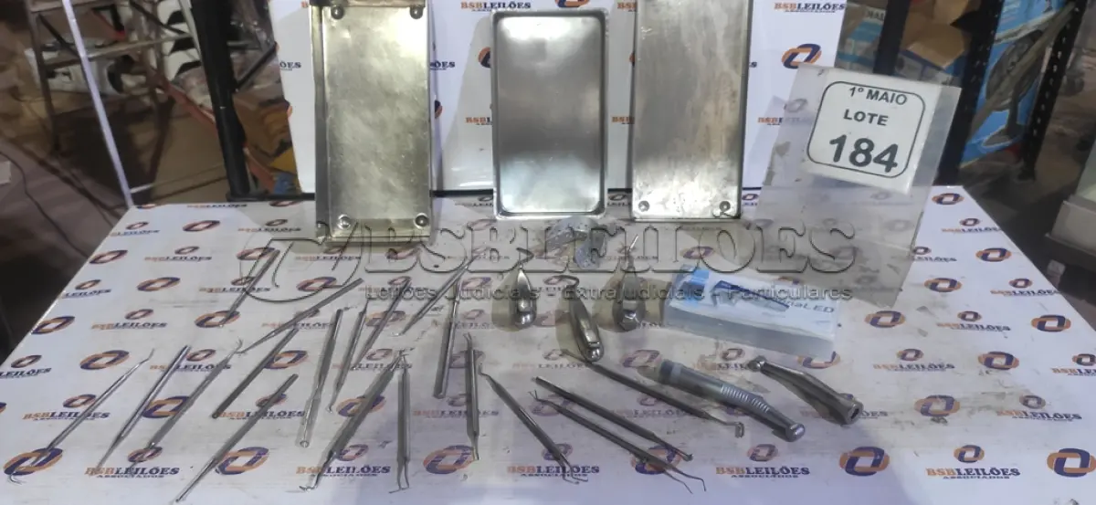 LOTE 184 - 01 CAIXA DE INOX COM VÁRIOS INSTRUMENTOS ODONTOLÓGICOS DE MODELOS DIVERSOS. (NO ESTADO) ATENÇÃO! FAZER A VISITAÇÃO ANTES DE ARREMATAR, NÃO SABEMOS SE FUNCIONA, LEILÃO NÃO TEM GARANTIA E NEM DEVOLUÇÃO, SUJEITO A POSSÍVEIS AVARIAS VISÍVEIS/OCULTAS E/OU AUSÊNCIA DE COMPONENTES.