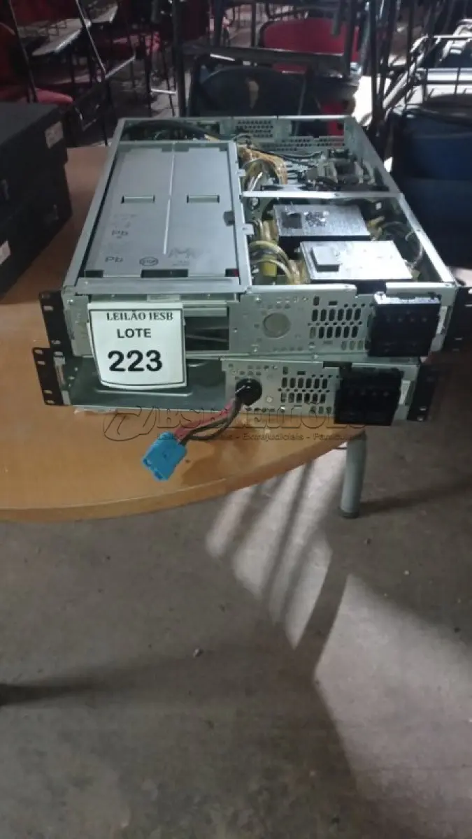 LOTE 223 - 02 NOBREAKS PARA SERVIDOS COM AVARIAS. (NO ESTADO) ATENÇÃO! FAZER A VISITAÇÃO ANTES DE ARREMATAR, NÃO SABEMOS SE FUNCIONA, LEILÃO NÃO TEM GARANTIA E NEM DEVOLUÇÃO, SUJEITO A POSSÍVEIS AVARIAS VISÍVEIS/OCULTAS E/OU AUSÊNCIA DE COMPONENTES.