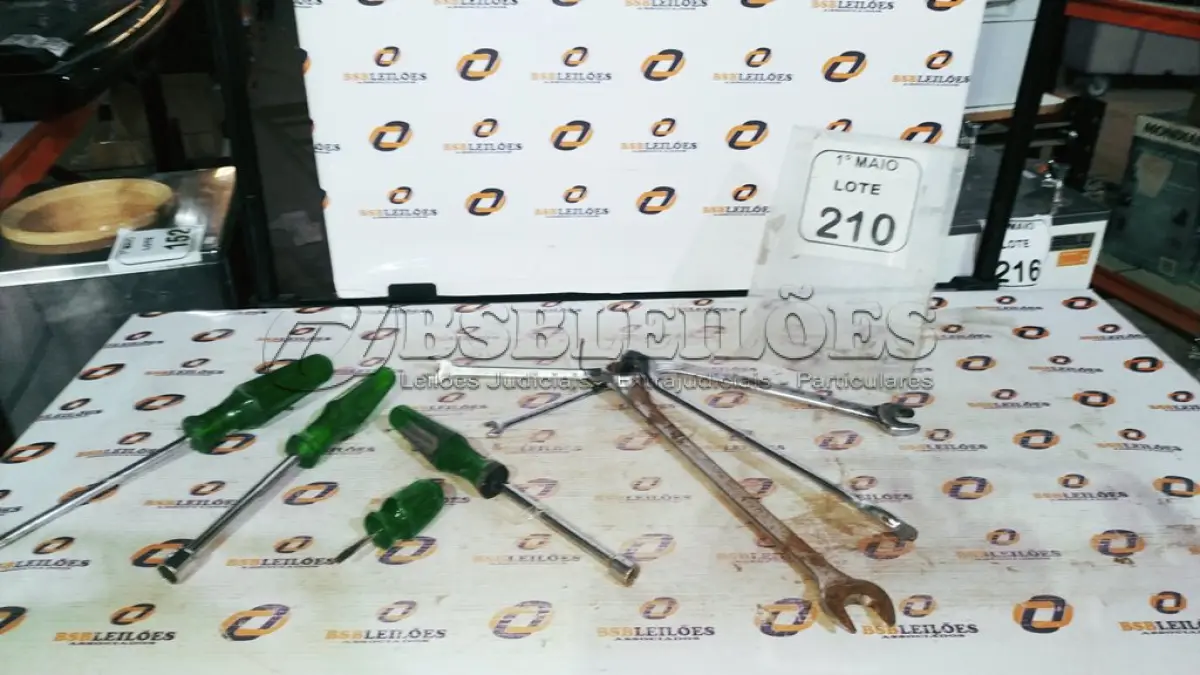 LOTE 210 - 01 LOTE COM VÁRIAS CHAVES TAMANHOS E MEDIDAS DIVERSAS MARCA BELZER. (NO ESTADO) ATENÇÃO! FAZER A VISITAÇÃO ANTES DE ARREMATAR, NÃO SABEMOS SE FUNCIONA, LEILÃO NÃO TEM GARANTIA E NEM DEVOLUÇÃO, SUJEITO A POSSÍVEIS AVARIAS VISÍVEIS/OCULTAS E/OU AUSÊNCIA DE COMPONENTES.