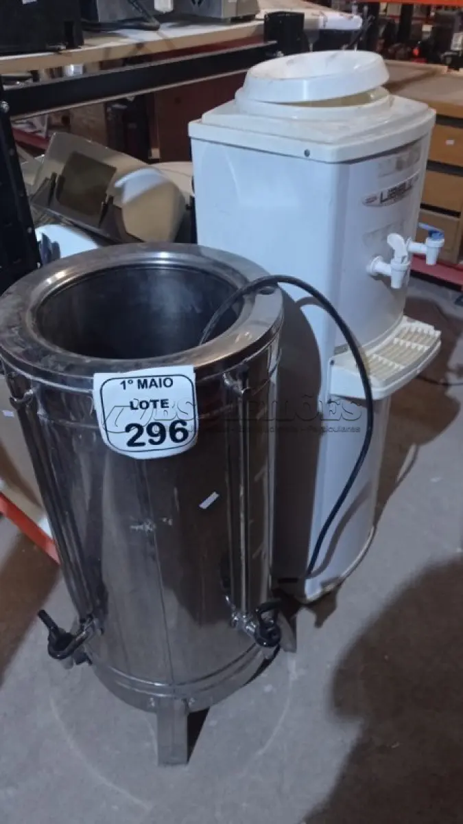 LOTE 296 - 01 CAFETEIRA INDUSTRIAL EM INOX E 01 BEBEDOURO REFRIGERADO PARA GARRAFÃO. (NO ESTADO) ATENÇÃO! FAZER A VISITAÇÃO ANTES DE ARREMATAR, NÃO SABEMOS SE FUNCIONA, LEILÃO NÃO TEM GARANTIA E NEM DEVOLUÇÃO, SUJEITO A POSSÍVEIS AVARIAS VISÍVEIS/OCULTAS E/OU AUSÊNCIA DE COMPONENTES.