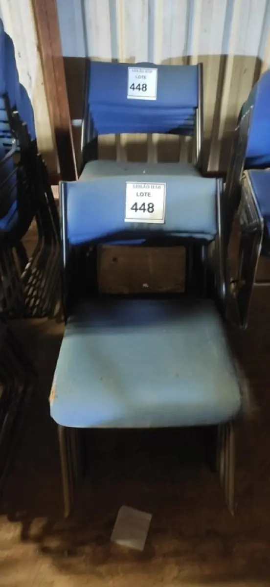 LOTE 448 - 14 CADEIRAS FIXA NA COR AZUL.  (NO ESTADO) ATENÇÃO! FAZER A VISITAÇÃO ANTES DE ARREMATAR, NÃO SABEMOS SE FUNCIONA, LEILÃO NÃO TEM GARANTIA E NEM DEVOLUÇÃO, SUJEITO A POSSÍVEIS AVARIAS VISÍVEIS/OCULTAS E/OU AUSÊNCIA DE COMPONENTES.