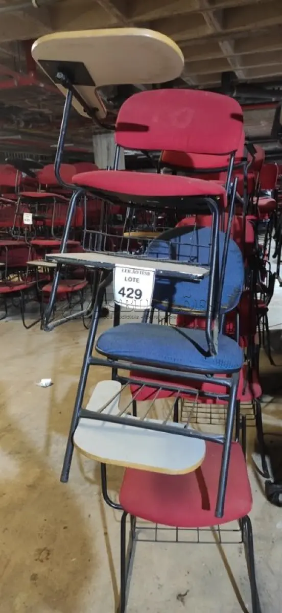 LOTE 429 - 15 CADEIRAS UNIVERSITÁRIAS. (NO ESTADO) ATENÇÃO! FAZER A VISITAÇÃO ANTES DE ARREMATAR, NÃO SABEMOS SE FUNCIONA, LEILÃO NÃO TEM GARANTIA E NEM DEVOLUÇÃO, SUJEITO A POSSÍVEIS AVARIAS VISÍVEIS/OCULTAS E/OU AUSÊNCIA DE COMPONENTES.