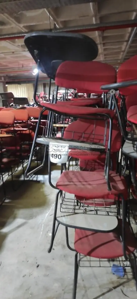LOTE 490 - 12 CADEIRAS UNIVERSITÁRIAS. (NO ESTADO) ATENÇÃO! FAZER A VISITAÇÃO ANTES DE ARREMATAR, NÃO SABEMOS SE FUNCIONA, LEILÃO NÃO TEM GARANTIA E NEM DEVOLUÇÃO, SUJEITO A POSSÍVEIS AVARIAS VISÍVEIS/OCULTAS E/OU AUSÊNCIA DE COMPONENTES.