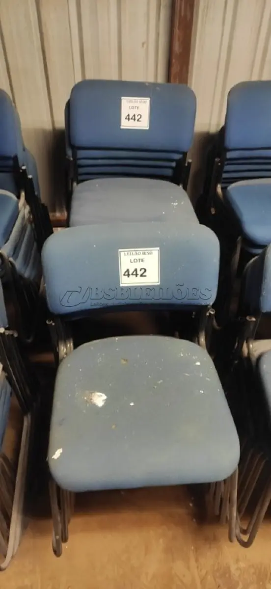 LOTE 442 - 15 CADEIRAS FIXA NA COR AZUL. (NO ESTADO) ATENÇÃO! FAZER A VISITAÇÃO ANTES DE ARREMATAR, NÃO SABEMOS SE FUNCIONA, LEILÃO NÃO TEM GARANTIA E NEM DEVOLUÇÃO, SUJEITO A POSSÍVEIS AVARIAS VISÍVEIS/OCULTAS E/OU AUSÊNCIA DE COMPONENTES.