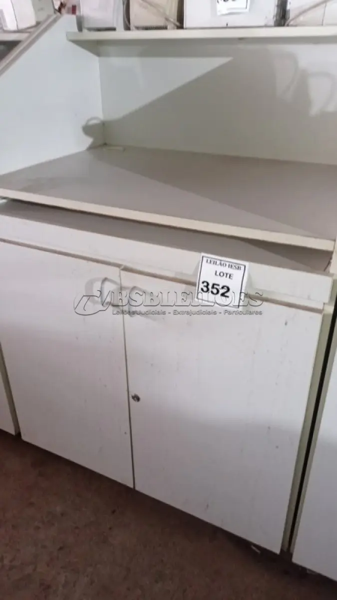 LOTE 352 - 02 BALCÕES EM MADEIRA PARA SALA DE AULA. (NO ESTADO) ATENÇÃO! FAZER A VISITAÇÃO ANTES DE ARREMATAR, NÃO SABEMOS SE FUNCIONA, LEILÃO NÃO TEM GARANTIA E NEM DEVOLUÇÃO, SUJEITO A POSSÍVEIS AVARIAS VISÍVEIS/OCULTAS E/OU AUSÊNCIA DE COMPONENTES.