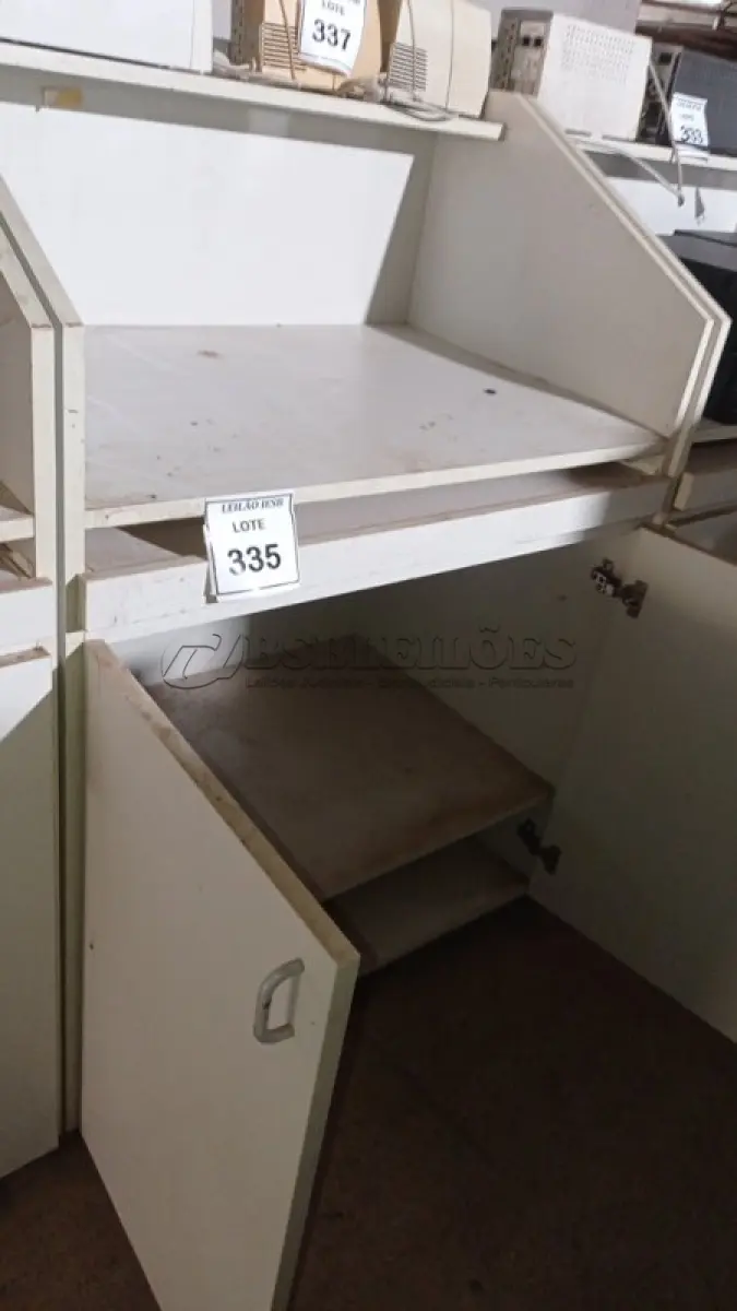 LOTE 335 - 02 BALCÕES EM MADEIRA PARA SALA DE AULA. (NO ESTADO) ATENÇÃO! FAZER A VISITAÇÃO ANTES DE ARREMATAR, NÃO SABEMOS SE FUNCIONA, LEILÃO NÃO TEM GARANTIA E NEM DEVOLUÇÃO, SUJEITO A POSSÍVEIS AVARIAS VISÍVEIS/OCULTAS E/OU AUSÊNCIA DE COMPONENTES.
