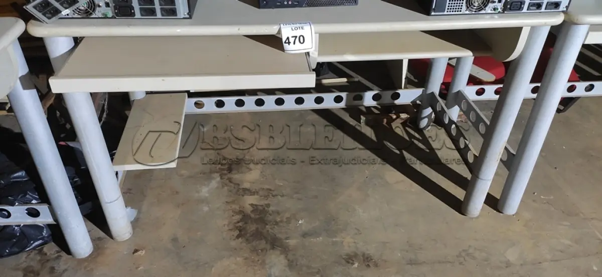 LOTE 470 - 01 MESA BASE EM FERRO COM TAMPO EM MADEIRA. (NO ESTADO) ATENÇÃO! FAZER A VISITAÇÃO ANTES DE ARREMATAR, NÃO SABEMOS SE FUNCIONA, LEILÃO NÃO TEM GARANTIA E NEM DEVOLUÇÃO, SUJEITO A POSSÍVEIS AVARIAS VISÍVEIS/OCULTAS E/OU AUSÊNCIA DE COMPONENTES.