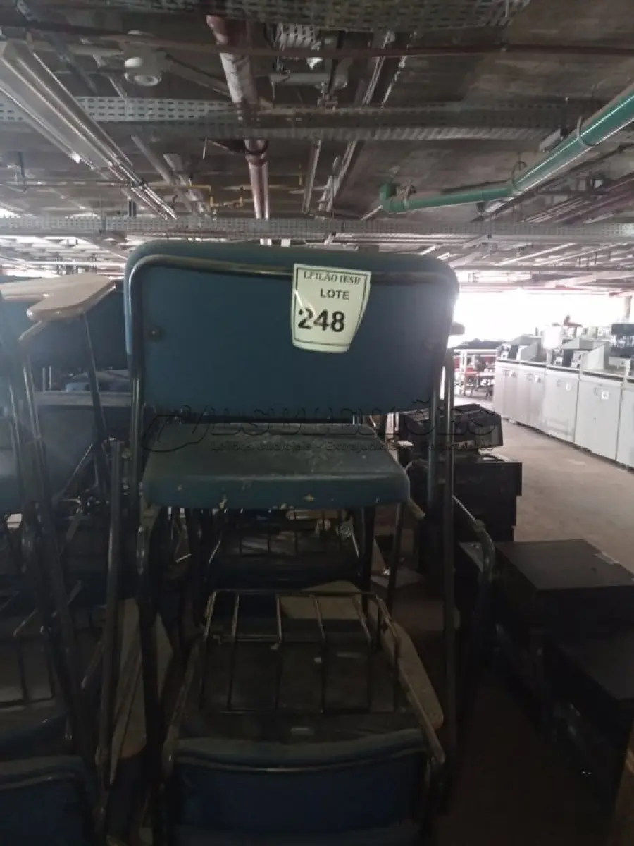 LOTE 248 - 18 CADEIRAS UNIVERSITÁRIA. (NO ESTADO) ATENÇÃO! FAZER A VISITAÇÃO ANTES DE ARREMATAR, NÃO SABEMOS SE FUNCIONA, LEILÃO NÃO TEM GARANTIA E NEM DEVOLUÇÃO, SUJEITO A POSSÍVEIS AVARIAS VISÍVEIS/OCULTAS E/OU AUSÊNCIA DE COMPONENTES.