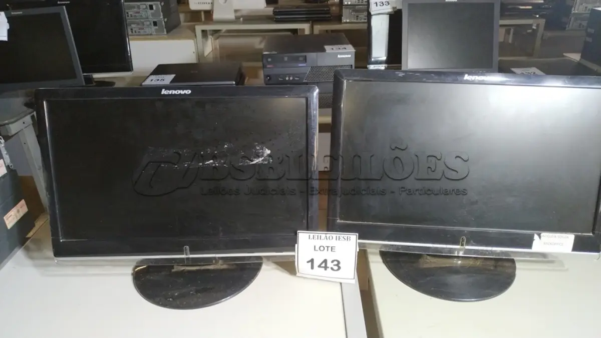 LOTE 143 - 02 MONITORES LENOVO. (NO ESTADO) ATENÇÃO! FAZER A VISITAÇÃO ANTES DE ARREMATAR, NÃO SABEMOS SE FUNCIONA, LEILÃO NÃO TEM GARANTIA E NEM DEVOLUÇÃO, SUJEITO A POSSÍVEIS AVARIAS VISÍVEIS/OCULTAS E/OU AUSÊNCIA DE COMPONENTES.
