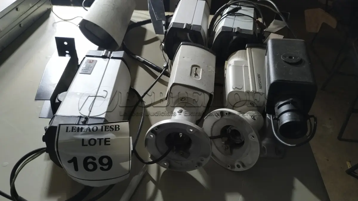LOTE 169 - 07 CÂMERAS DE SEGURANÇA; (NO ESTADO) ATENÇÃO! FAZER A VISITAÇÃO ANTES DE ARREMATAR, NÃO SABEMOS SE FUNCIONA, LEILÃO NÃO TEM GARANTIA E NEM DEVOLUÇÃO, SUJEITO A POSSÍVEIS AVARIAS VISÍVEIS/OCULTAS E/OU AUSÊNCIA DE COMPONENTES.