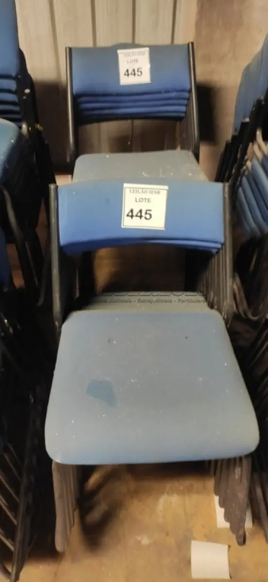 LOTE 445 - 15 CADEIRAS FIXA NA COR AZUL. (NO ESTADO) ATENÇÃO! FAZER A VISITAÇÃO ANTES DE ARREMATAR, NÃO SABEMOS SE FUNCIONA, LEILÃO NÃO TEM GARANTIA E NEM DEVOLUÇÃO, SUJEITO A POSSÍVEIS AVARIAS VISÍVEIS/OCULTAS E/OU AUSÊNCIA DE COMPONENTES.