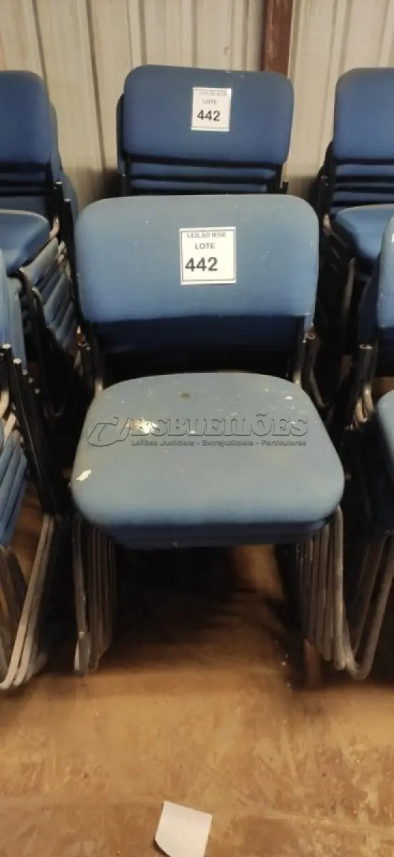 LOTE 442 - 15 CADEIRAS FIXA NA COR AZUL. (NO ESTADO) ATENÇÃO! FAZER A VISITAÇÃO ANTES DE ARREMATAR, NÃO SABEMOS SE FUNCIONA, LEILÃO NÃO TEM GARANTIA E NEM DEVOLUÇÃO, SUJEITO A POSSÍVEIS AVARIAS VISÍVEIS/OCULTAS E/OU AUSÊNCIA DE COMPONENTES.