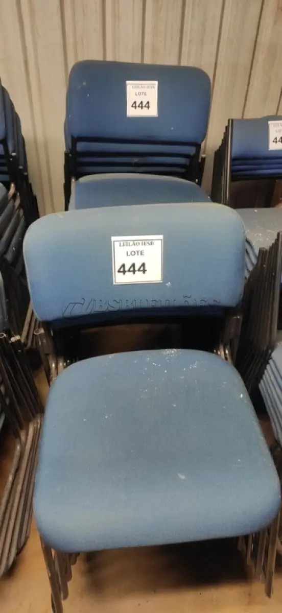 LOTE 444 - 15 CADEIRAS FIXA NA COR AZUL. (NO ESTADO) ATENÇÃO! FAZER A VISITAÇÃO ANTES DE ARREMATAR, NÃO SABEMOS SE FUNCIONA, LEILÃO NÃO TEM GARANTIA E NEM DEVOLUÇÃO, SUJEITO A POSSÍVEIS AVARIAS VISÍVEIS/OCULTAS E/OU AUSÊNCIA DE COMPONENTES.