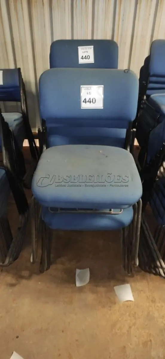 LOTE 440 - 15 CADEIRAS FIXA NA COR AZUL. (NO ESTADO) ATENÇÃO! FAZER A VISITAÇÃO ANTES DE ARREMATAR, NÃO SABEMOS SE FUNCIONA, LEILÃO NÃO TEM GARANTIA E NEM DEVOLUÇÃO, SUJEITO A POSSÍVEIS AVARIAS VISÍVEIS/OCULTAS E/OU AUSÊNCIA DE COMPONENTES.