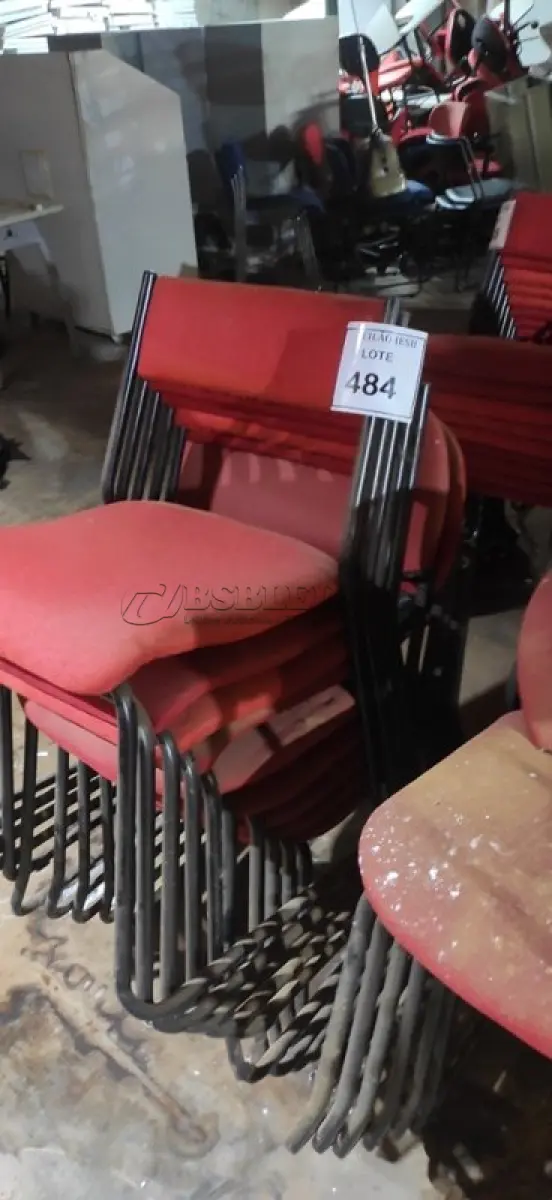 LOTE 484 - 10 CADEIRAS FIXAS NA COR VERMELHA. (NO ESTADO) ATENÇÃO! FAZER A VISITAÇÃO ANTES DE ARREMATAR, NÃO SABEMOS SE FUNCIONA, LEILÃO NÃO TEM GARANTIA E NEM DEVOLUÇÃO, SUJEITO A POSSÍVEIS AVARIAS VISÍVEIS/OCULTAS E/OU AUSÊNCIA DE COMPONENTES.