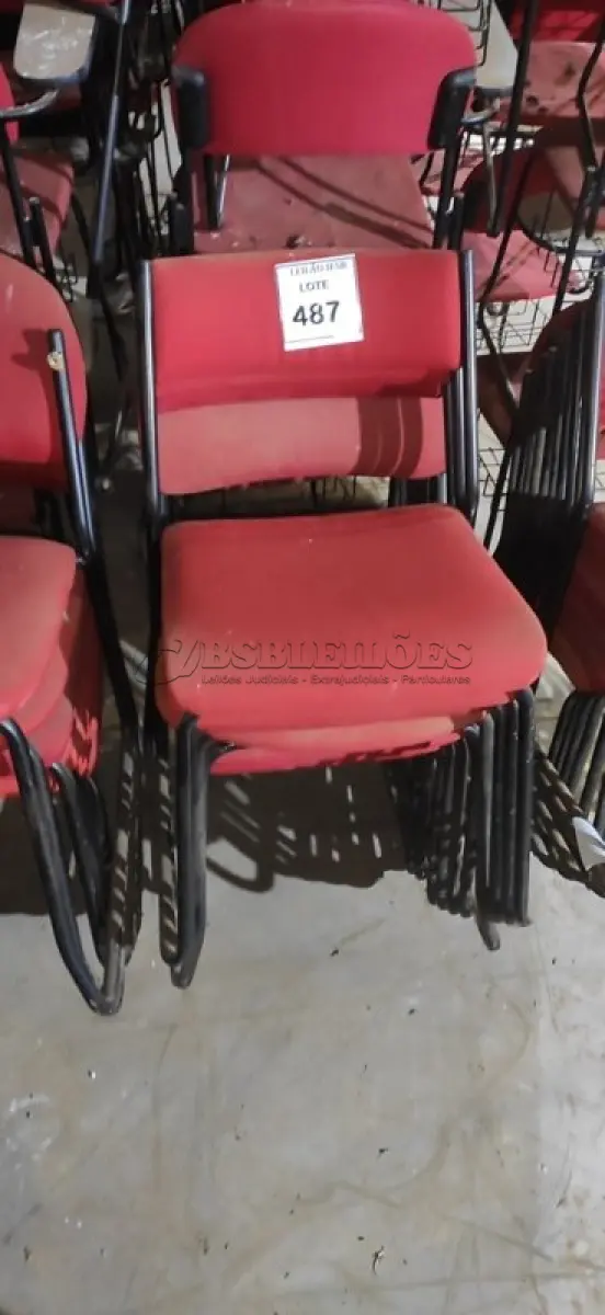 LOTE 487 - 10 CADEIRAS FIXAS NA COR VERMELHA. (NO ESTADO) ATENÇÃO! FAZER A VISITAÇÃO ANTES DE ARREMATAR, NÃO SABEMOS SE FUNCIONA, LEILÃO NÃO TEM GARANTIA E NEM DEVOLUÇÃO, SUJEITO A POSSÍVEIS AVARIAS VISÍVEIS/OCULTAS E/OU AUSÊNCIA DE COMPONENTES.