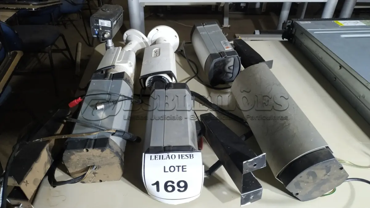 LOTE 169 - 07 CÂMERAS DE SEGURANÇA; (NO ESTADO) ATENÇÃO! FAZER A VISITAÇÃO ANTES DE ARREMATAR, NÃO SABEMOS SE FUNCIONA, LEILÃO NÃO TEM GARANTIA E NEM DEVOLUÇÃO, SUJEITO A POSSÍVEIS AVARIAS VISÍVEIS/OCULTAS E/OU AUSÊNCIA DE COMPONENTES.
