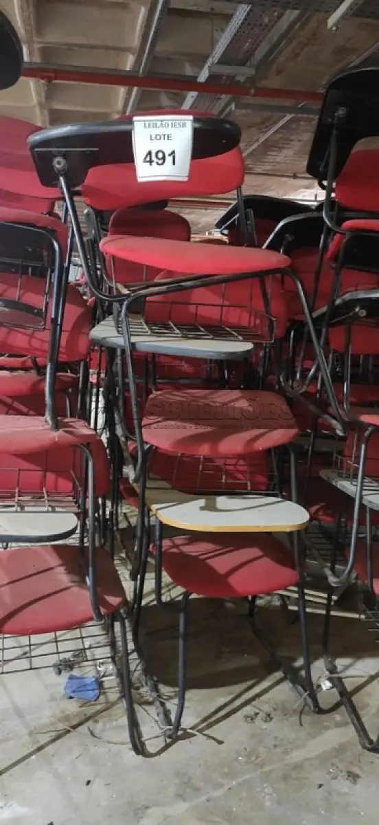 LOTE 491 - 12 CADEIRAS UNIVERSITÁRIAS. (NO ESTADO) ATENÇÃO! FAZER A VISITAÇÃO ANTES DE ARREMATAR, NÃO SABEMOS SE FUNCIONA, LEILÃO NÃO TEM GARANTIA E NEM DEVOLUÇÃO, SUJEITO A POSSÍVEIS AVARIAS VISÍVEIS/OCULTAS E/OU AUSÊNCIA DE COMPONENTES.