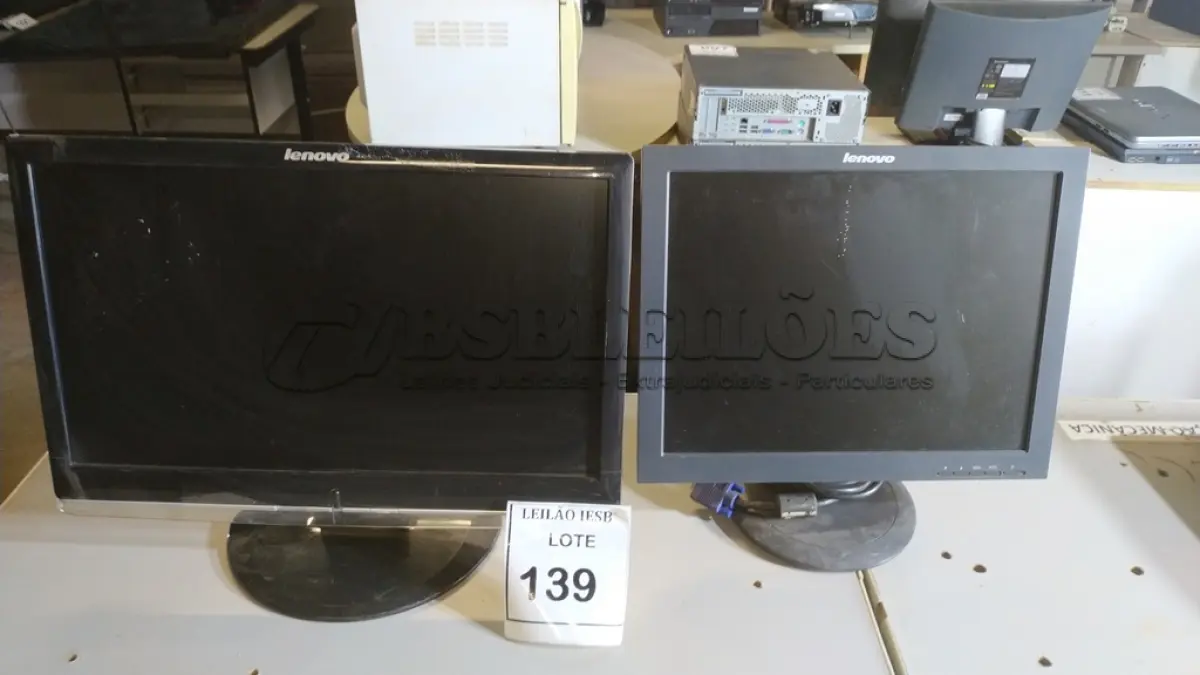 LOTE 139 - 02 MONITORES LENOVO. (NO ESTADO) ATENÇÃO! FAZER A VISITAÇÃO ANTES DE ARREMATAR, NÃO SABEMOS SE FUNCIONA, LEILÃO NÃO TEM GARANTIA E NEM DEVOLUÇÃO, SUJEITO A POSSÍVEIS AVARIAS VISÍVEIS/OCULTAS E/OU AUSÊNCIA DE COMPONENTES.