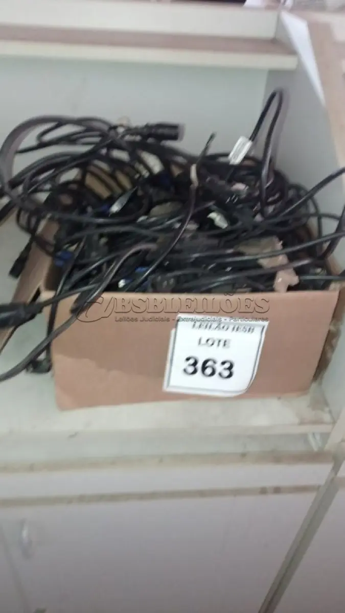 LOTE 363 - 01 CAIXA COM CABOS DIVERSOS. (NO ESTADO) ATENÇÃO! FAZER A VISITAÇÃO ANTES DE ARREMATAR, NÃO SABEMOS SE FUNCIONA, LEILÃO NÃO TEM GARANTIA E NEM DEVOLUÇÃO, SUJEITO A POSSÍVEIS AVARIAS VISÍVEIS/OCULTAS E/OU AUSÊNCIA DE COMPONENTES.