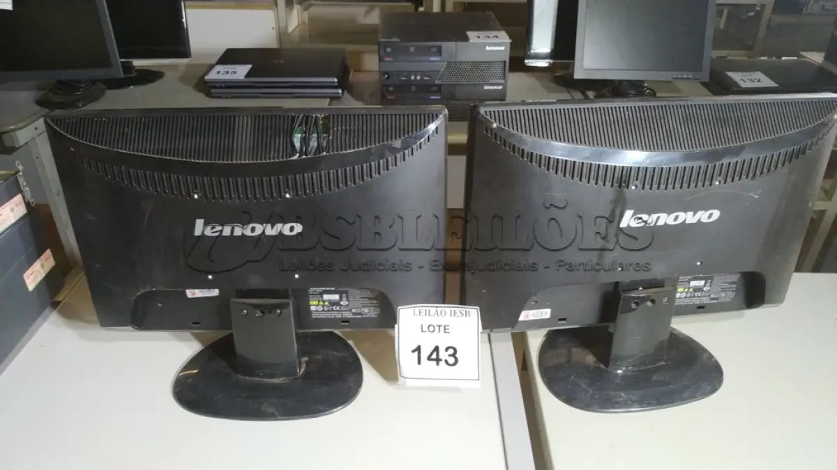 LOTE 143 - 02 MONITORES LENOVO. (NO ESTADO) ATENÇÃO! FAZER A VISITAÇÃO ANTES DE ARREMATAR, NÃO SABEMOS SE FUNCIONA, LEILÃO NÃO TEM GARANTIA E NEM DEVOLUÇÃO, SUJEITO A POSSÍVEIS AVARIAS VISÍVEIS/OCULTAS E/OU AUSÊNCIA DE COMPONENTES.