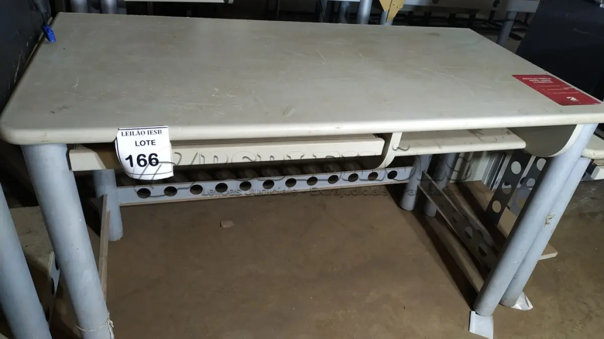 LOTE 166 - 01 MESA BASE EM FERRO COM TAMPO EM MADEIRA. (NO ESTADO) ATENÇÃO! FAZER A VISITAÇÃO ANTES DE ARREMATAR, NÃO SABEMOS SE FUNCIONA, LEILÃO NÃO TEM GARANTIA E NEM DEVOLUÇÃO, SUJEITO A POSSÍVEIS AVARIAS VISÍVEIS/OCULTAS E/OU AUSÊNCIA DE COMPONENTES.