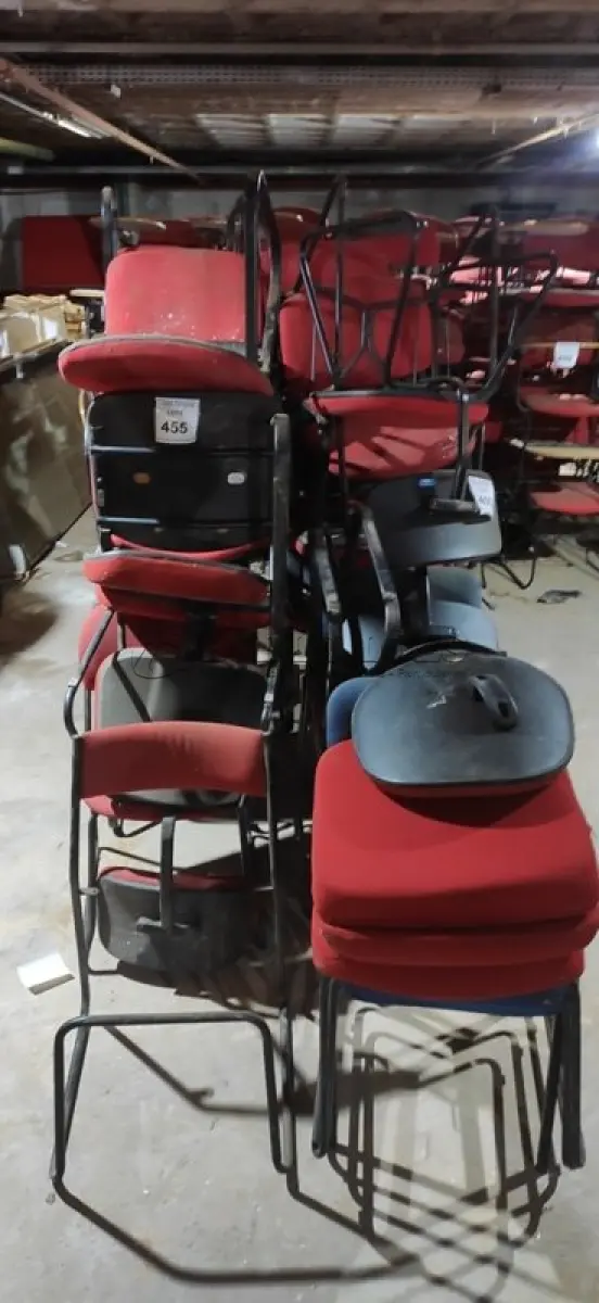 LOTE 455 - 01 LOTE COM CADEIRAS FIXAS DIVERSAS. (NO ESTADO) ATENÇÃO! FAZER A VISITAÇÃO ANTES DE ARREMATAR, NÃO SABEMOS SE FUNCIONA, LEILÃO NÃO TEM GARANTIA E NEM DEVOLUÇÃO, SUJEITO A POSSÍVEIS AVARIAS VISÍVEIS/OCULTAS E/OU AUSÊNCIA DE COMPONENTES.