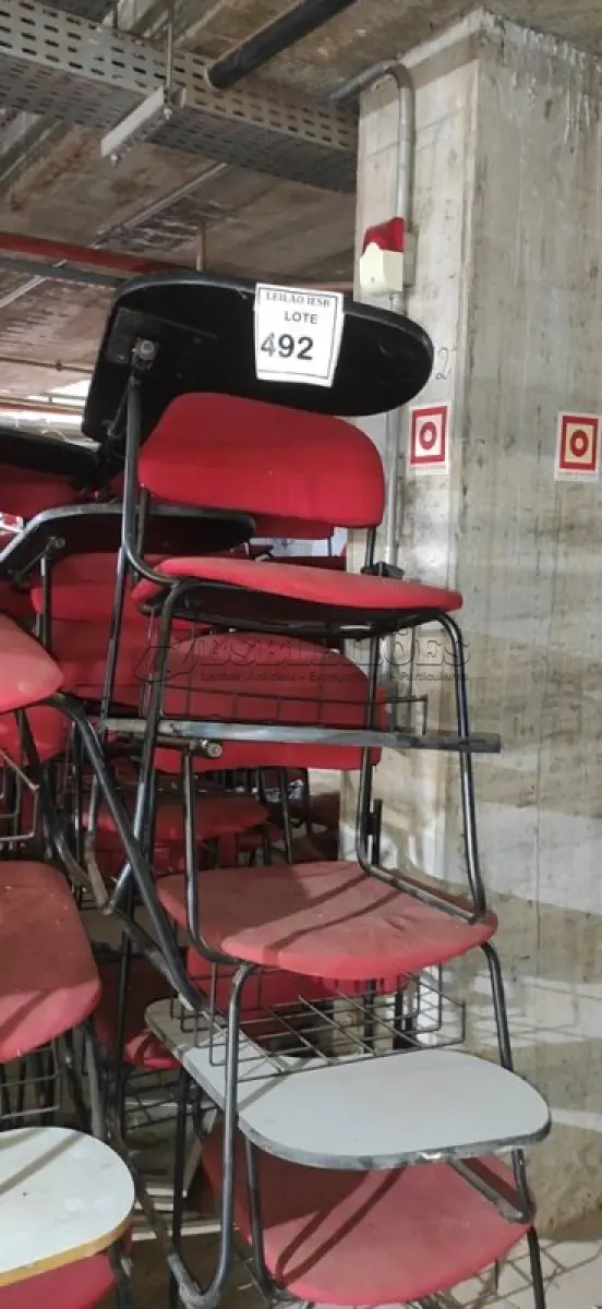 LOTE 492 - 15 CADEIRAS UNIVERSITÁRIAS. (NO ESTADO) ATENÇÃO! FAZER A VISITAÇÃO ANTES DE ARREMATAR, NÃO SABEMOS SE FUNCIONA, LEILÃO NÃO TEM GARANTIA E NEM DEVOLUÇÃO, SUJEITO A POSSÍVEIS AVARIAS VISÍVEIS/OCULTAS E/OU AUSÊNCIA DE COMPONENTES.