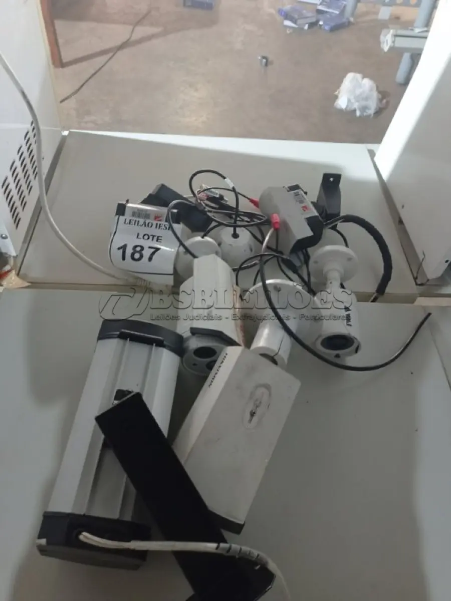 LOTE 187 - 06 CÂMERAS DE SEGURANÇA. (NO ESTADO) ATENÇÃO! FAZER A VISITAÇÃO ANTES DE ARREMATAR, NÃO SABEMOS SE FUNCIONA, LEILÃO NÃO TEM GARANTIA E NEM DEVOLUÇÃO, SUJEITO A POSSÍVEIS AVARIAS VISÍVEIS/OCULTAS E/OU AUSÊNCIA DE COMPONENTES.