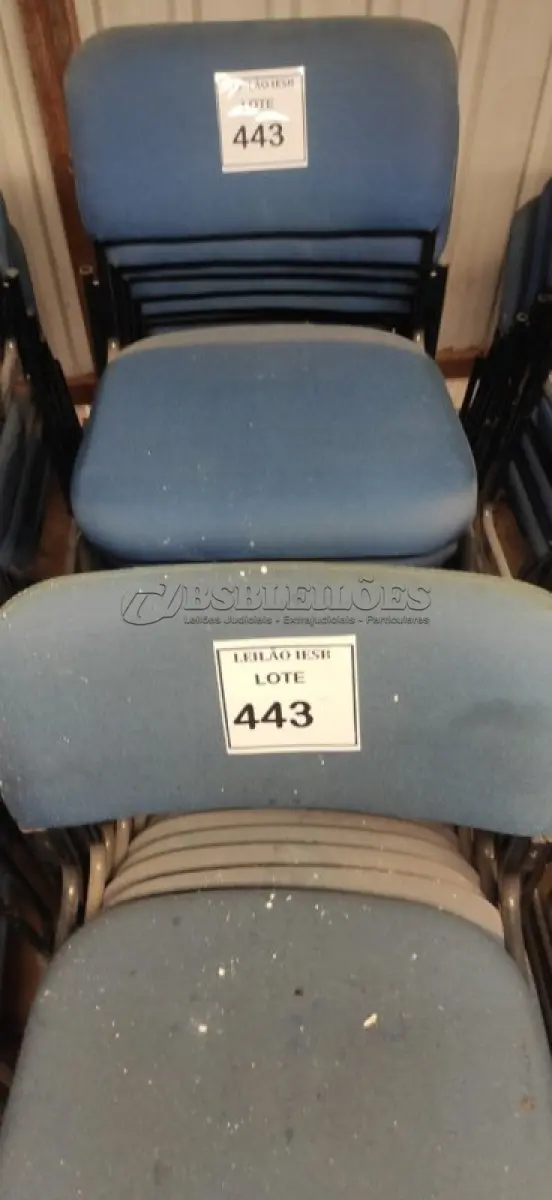 LOTE 443 - 15 CADEIRAS FIXA NA COR AZUL. (NO ESTADO) ATENÇÃO! FAZER A VISITAÇÃO ANTES DE ARREMATAR, NÃO SABEMOS SE FUNCIONA, LEILÃO NÃO TEM GARANTIA E NEM DEVOLUÇÃO, SUJEITO A POSSÍVEIS AVARIAS VISÍVEIS/OCULTAS E/OU AUSÊNCIA DE COMPONENTES.