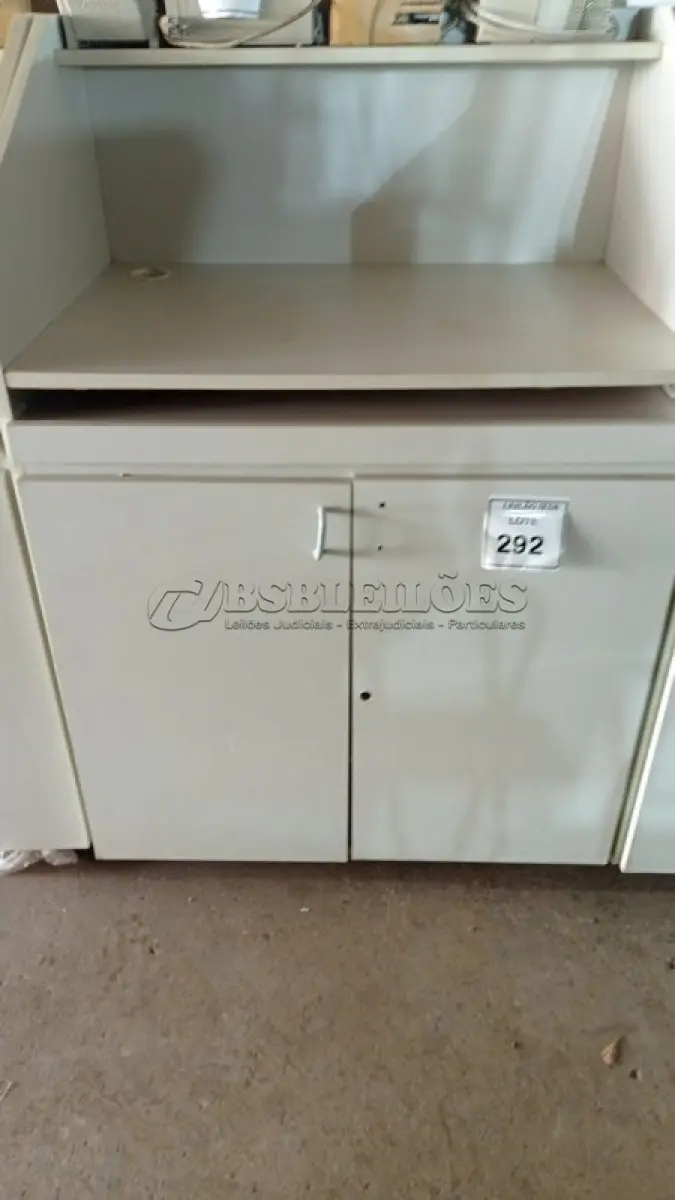 LOTE 292 - 02 BALCÕES EM MADEIRA PARA SALA DE AULA. (NO ESTADO) ATENÇÃO! FAZER A VISITAÇÃO ANTES DE ARREMATAR, NÃO SABEMOS SE FUNCIONA, LEILÃO NÃO TEM GARANTIA E NEM DEVOLUÇÃO, SUJEITO A POSSÍVEIS AVARIAS VISÍVEIS/OCULTAS E/OU AUSÊNCIA DE COMPONENTES.