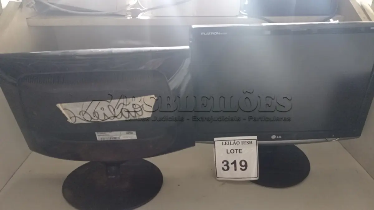 LOTE 319 - 01 MONITOR SAMSUNG E 01 MONITOR LG. (NO ESTADO) ATENÇÃO! FAZER A VISITAÇÃO ANTES DE ARREMATAR, NÃO SABEMOS SE FUNCIONA, LEILÃO NÃO TEM GARANTIA E NEM DEVOLUÇÃO, SUJEITO A POSSÍVEIS AVARIAS VISÍVEIS/OCULTAS E/OU AUSÊNCIA DE COMPONENTES.