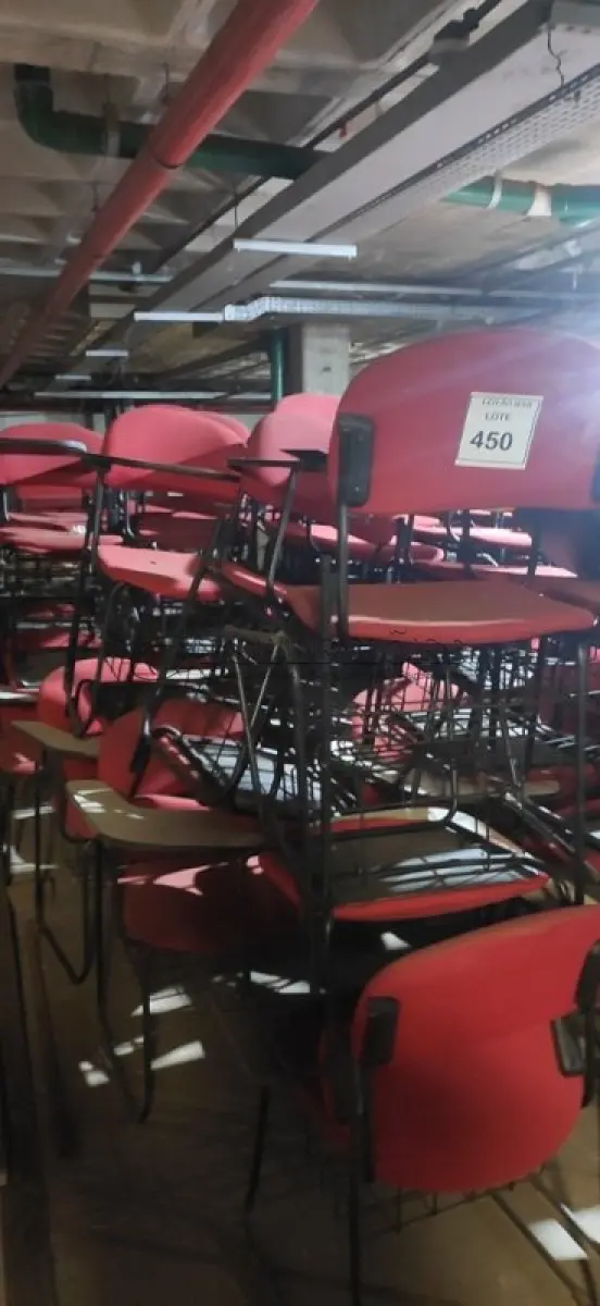 LOTE 450 - 18 CADEIRAS UNIVERSITÁRIAS. (NO ESTADO) ATENÇÃO! FAZER A VISITAÇÃO ANTES DE ARREMATAR, NÃO SABEMOS SE FUNCIONA, LEILÃO NÃO TEM GARANTIA E NEM DEVOLUÇÃO, SUJEITO A POSSÍVEIS AVARIAS VISÍVEIS/OCULTAS E/OU AUSÊNCIA DE COMPONENTES.