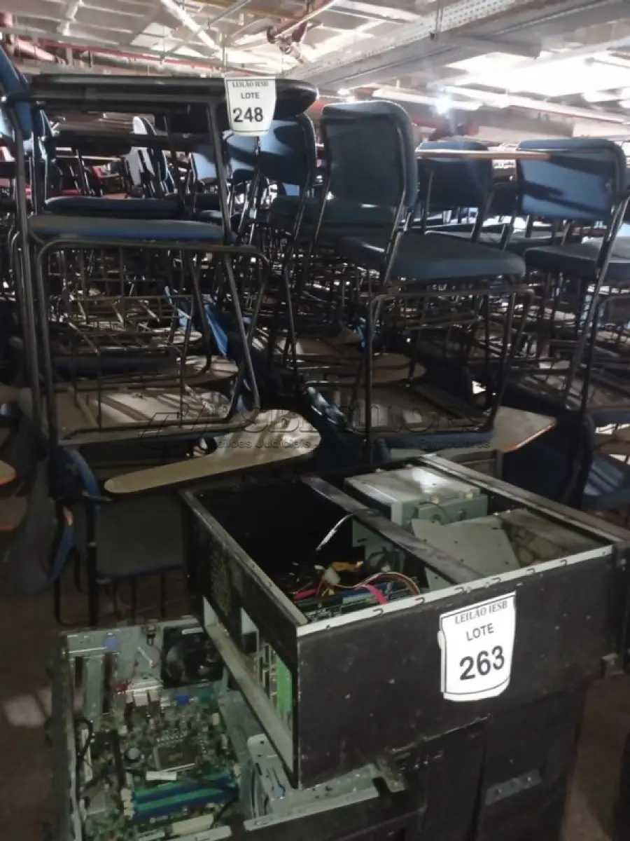 LOTE 248 - 18 CADEIRAS UNIVERSITÁRIA. (NO ESTADO) ATENÇÃO! FAZER A VISITAÇÃO ANTES DE ARREMATAR, NÃO SABEMOS SE FUNCIONA, LEILÃO NÃO TEM GARANTIA E NEM DEVOLUÇÃO, SUJEITO A POSSÍVEIS AVARIAS VISÍVEIS/OCULTAS E/OU AUSÊNCIA DE COMPONENTES.