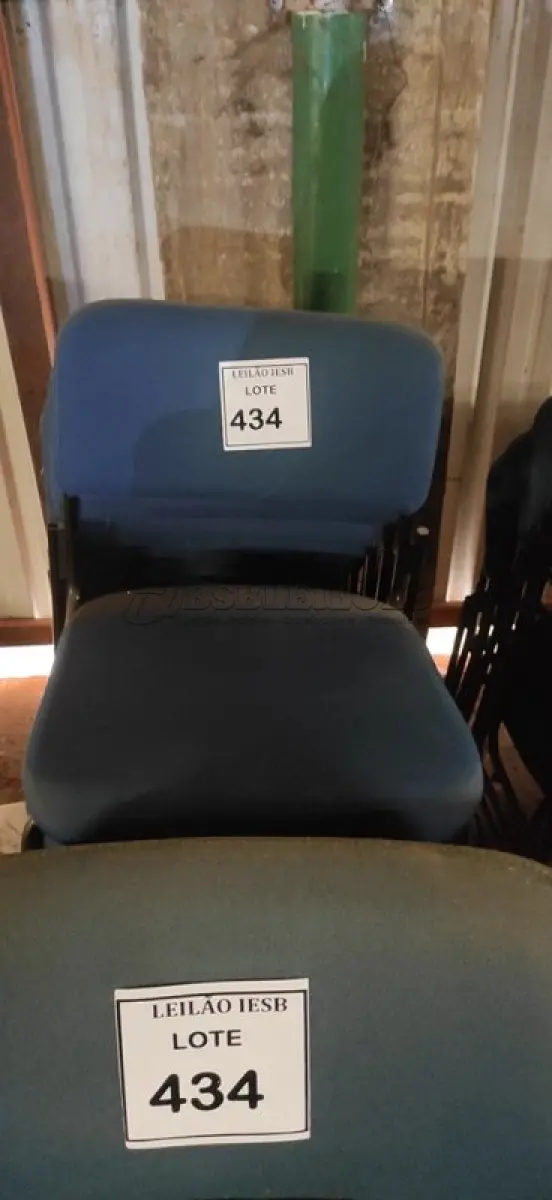 LOTE 434 - 15 CADEIRAS FIXA NA COR AZUL. (NO ESTADO) ATENÇÃO! FAZER A VISITAÇÃO ANTES DE ARREMATAR, NÃO SABEMOS SE FUNCIONA, LEILÃO NÃO TEM GARANTIA E NEM DEVOLUÇÃO, SUJEITO A POSSÍVEIS AVARIAS VISÍVEIS/OCULTAS E/OU AUSÊNCIA DE COMPONENTES.