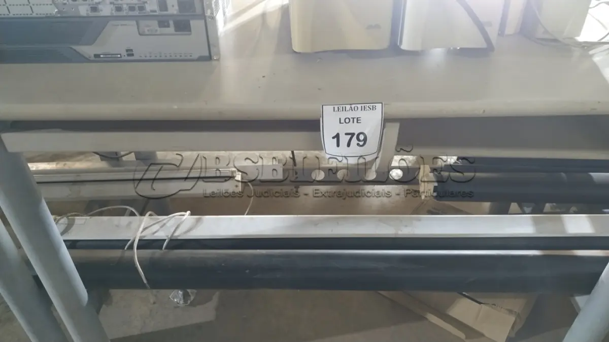 LOTE 179 - 01 MESA BASE EM FERRO COM TAMPO EM MADEIRA. (NO ESTADO) ATENÇÃO! FAZER A VISITAÇÃO ANTES DE ARREMATAR, NÃO SABEMOS SE FUNCIONA, LEILÃO NÃO TEM GARANTIA E NEM DEVOLUÇÃO, SUJEITO A POSSÍVEIS AVARIAS VISÍVEIS/OCULTAS E/OU AUSÊNCIA DE COMPONENTES.