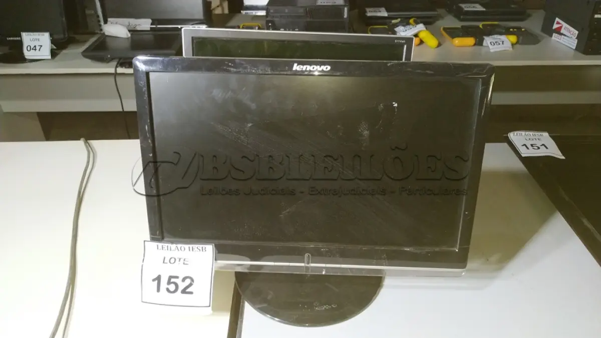 LOTE 152 - 02 MONITORES LENOVO. (NO ESTADO) ATENÇÃO! FAZER A VISITAÇÃO ANTES DE ARREMATAR, NÃO SABEMOS SE FUNCIONA, LEILÃO NÃO TEM GARANTIA E NEM DEVOLUÇÃO, SUJEITO A POSSÍVEIS AVARIAS VISÍVEIS/OCULTAS E/OU AUSÊNCIA DE COMPONENTES.