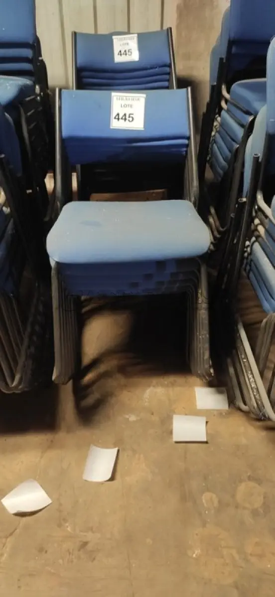 LOTE 445 - 15 CADEIRAS FIXA NA COR AZUL. (NO ESTADO) ATENÇÃO! FAZER A VISITAÇÃO ANTES DE ARREMATAR, NÃO SABEMOS SE FUNCIONA, LEILÃO NÃO TEM GARANTIA E NEM DEVOLUÇÃO, SUJEITO A POSSÍVEIS AVARIAS VISÍVEIS/OCULTAS E/OU AUSÊNCIA DE COMPONENTES.