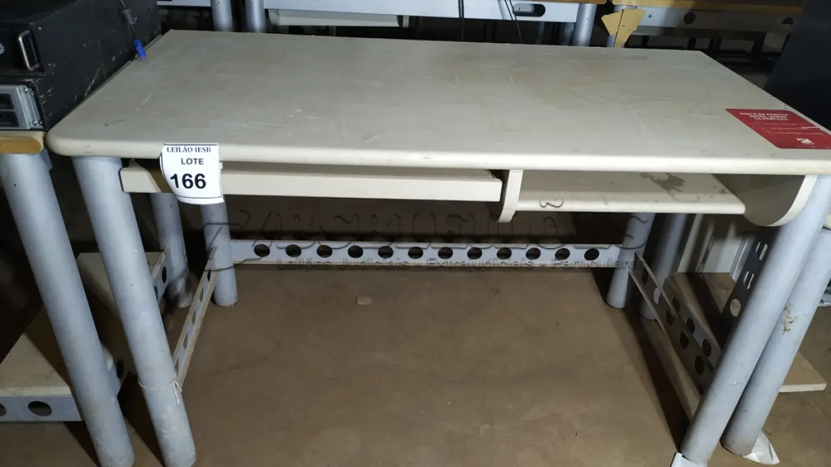 LOTE 166 - 01 MESA BASE EM FERRO COM TAMPO EM MADEIRA. (NO ESTADO) ATENÇÃO! FAZER A VISITAÇÃO ANTES DE ARREMATAR, NÃO SABEMOS SE FUNCIONA, LEILÃO NÃO TEM GARANTIA E NEM DEVOLUÇÃO, SUJEITO A POSSÍVEIS AVARIAS VISÍVEIS/OCULTAS E/OU AUSÊNCIA DE COMPONENTES.