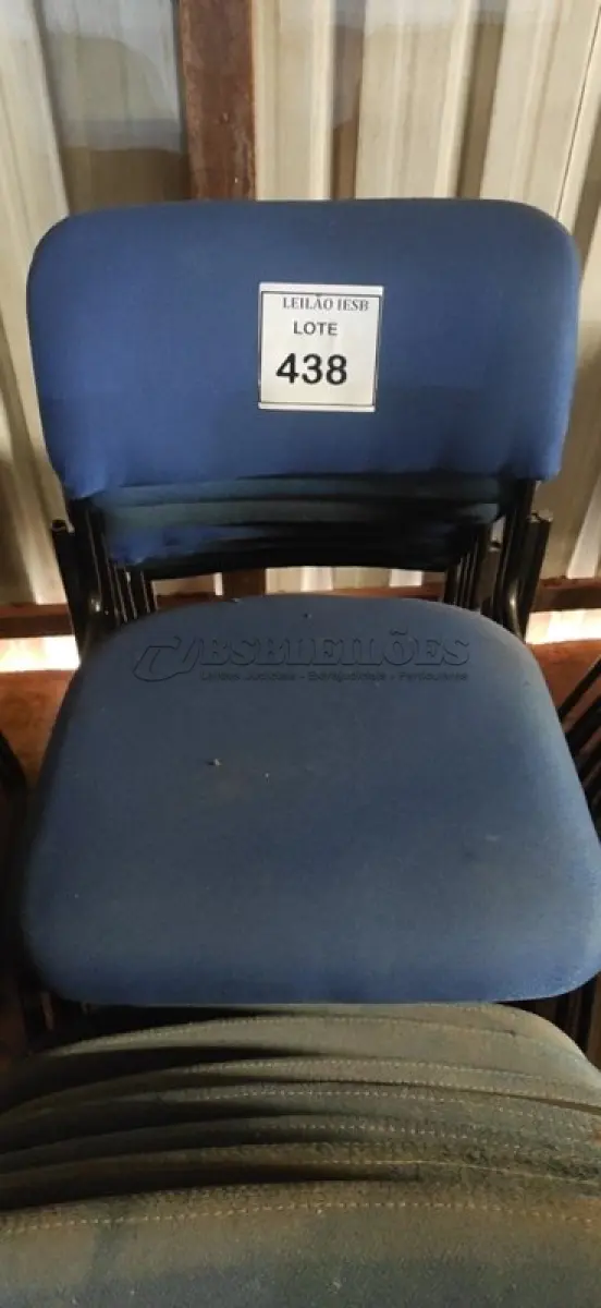 LOTE 438 - 15 CADEIRAS FIXA NA COR AZUL. (NO ESTADO) ATENÇÃO! FAZER A VISITAÇÃO ANTES DE ARREMATAR, NÃO SABEMOS SE FUNCIONA, LEILÃO NÃO TEM GARANTIA E NEM DEVOLUÇÃO, SUJEITO A POSSÍVEIS AVARIAS VISÍVEIS/OCULTAS E/OU AUSÊNCIA DE COMPONENTES.