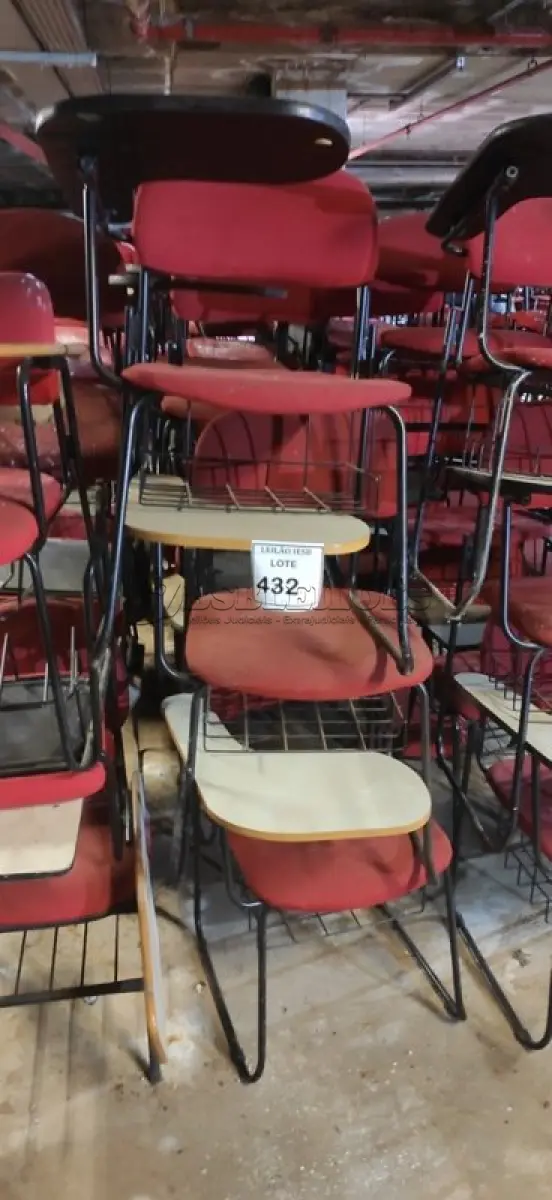 LOTE 432 - 15 CADEIRAS UNIVERSITÁRIAS. (NO ESTADO) ATENÇÃO! FAZER A VISITAÇÃO ANTES DE ARREMATAR, NÃO SABEMOS SE FUNCIONA, LEILÃO NÃO TEM GARANTIA E NEM DEVOLUÇÃO, SUJEITO A POSSÍVEIS AVARIAS VISÍVEIS/OCULTAS E/OU AUSÊNCIA DE COMPONENTES.