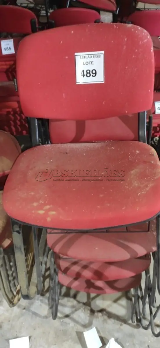 LOTE 489 - 14 CADEIRAS FIXAS NA COR VERMELHA. (NO ESTADO) ATENÇÃO! FAZER A VISITAÇÃO ANTES DE ARREMATAR, NÃO SABEMOS SE FUNCIONA, LEILÃO NÃO TEM GARANTIA E NEM DEVOLUÇÃO, SUJEITO A POSSÍVEIS AVARIAS VISÍVEIS/OCULTAS E/OU AUSÊNCIA DE COMPONENTES.
