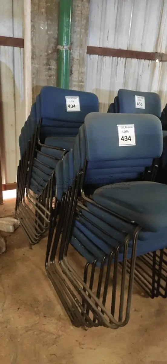 LOTE 434 - 15 CADEIRAS FIXA NA COR AZUL. (NO ESTADO) ATENÇÃO! FAZER A VISITAÇÃO ANTES DE ARREMATAR, NÃO SABEMOS SE FUNCIONA, LEILÃO NÃO TEM GARANTIA E NEM DEVOLUÇÃO, SUJEITO A POSSÍVEIS AVARIAS VISÍVEIS/OCULTAS E/OU AUSÊNCIA DE COMPONENTES.