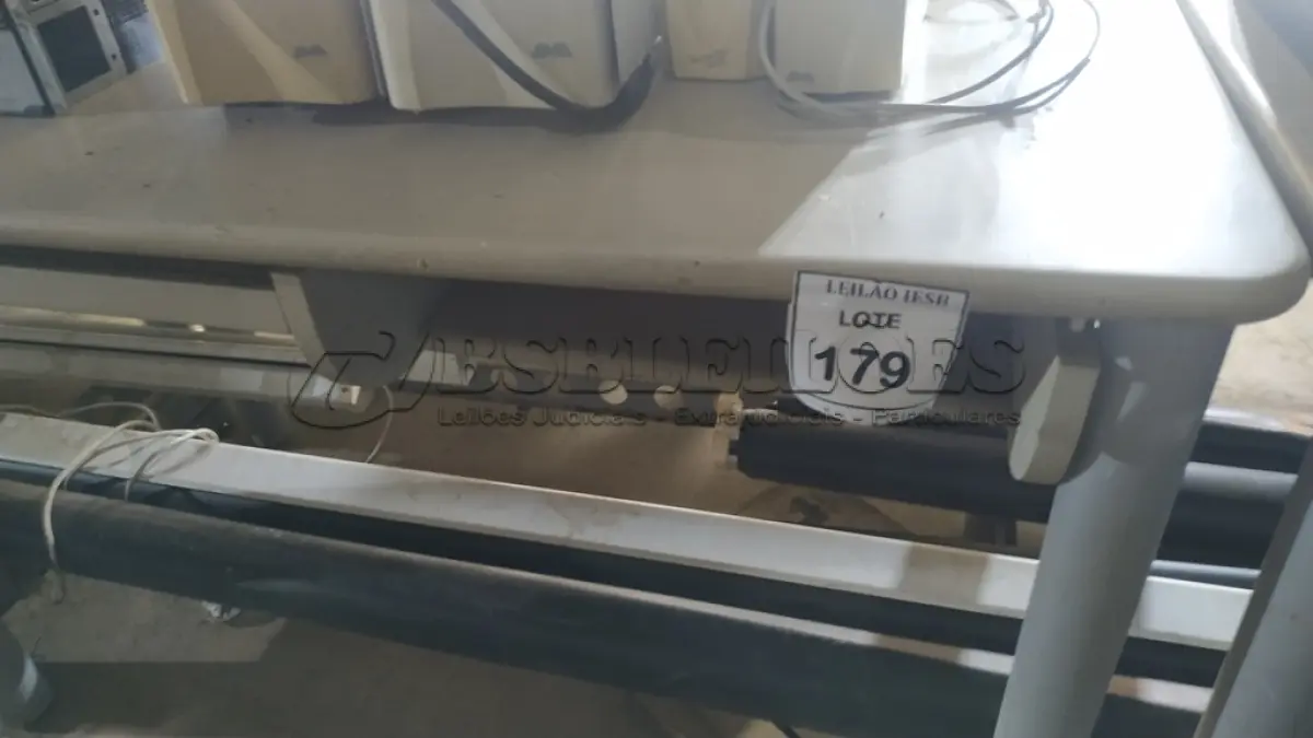 LOTE 179 - 01 MESA BASE EM FERRO COM TAMPO EM MADEIRA. (NO ESTADO) ATENÇÃO! FAZER A VISITAÇÃO ANTES DE ARREMATAR, NÃO SABEMOS SE FUNCIONA, LEILÃO NÃO TEM GARANTIA E NEM DEVOLUÇÃO, SUJEITO A POSSÍVEIS AVARIAS VISÍVEIS/OCULTAS E/OU AUSÊNCIA DE COMPONENTES.
